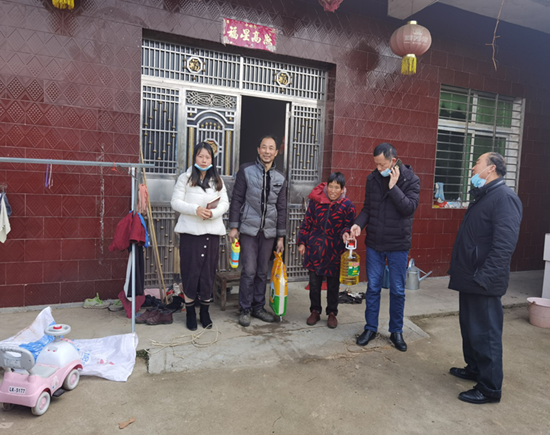 麻城市居保局领导一行来黄土岗镇人社中心指导寒冬帮扶慰问工作