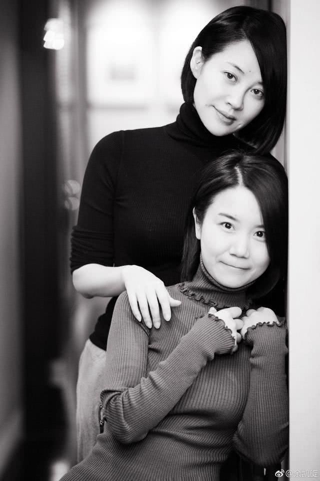 许晴在高铁上睡着了!完美的胸部形状是光的!也