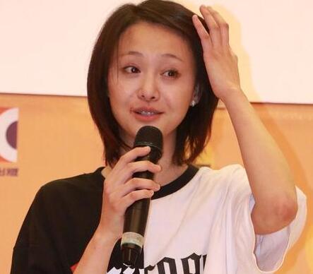 郑爽大胆素颜现身眼角有大片白色区域 神秘人现身活动获抱抱 郑爽大胆素颜现身眼角有大片白色区域 神秘人现身活动获抱抱