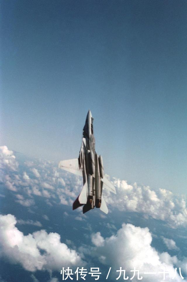 垂直爬升体现战机实力,歼20和歼10都能做到!