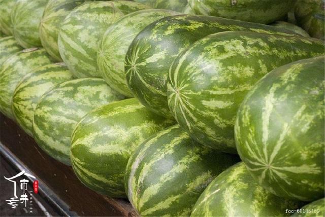如何挑选一个好的西瓜,看瓜蒂,分公母,光拍打听