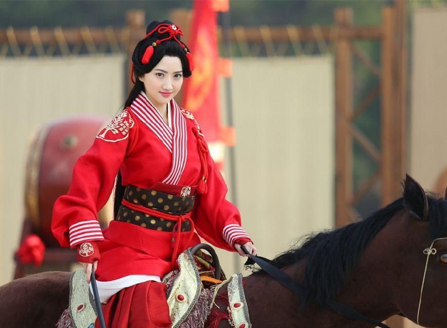 古装剧手拿团扇,赵丽颖娇羞似花,景甜红妆惊艳