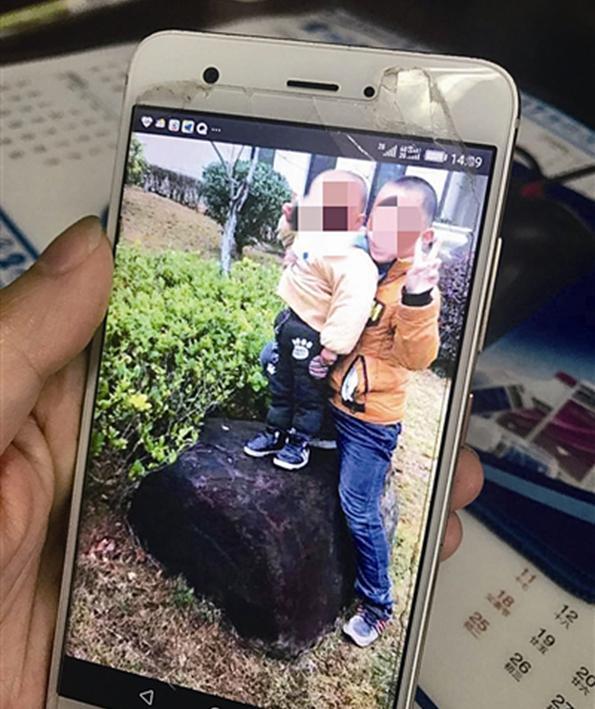 十岁男孩冲进火场救弟弟被烧伤 四岁弟弟丧命