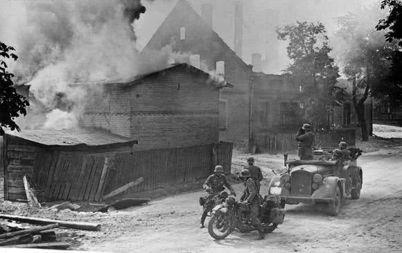 为什么二战时苏联会和德国一起进攻波兰?事实