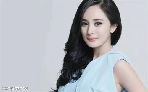 杨幂高难度坐姿走红,网友喊话一般人做不到