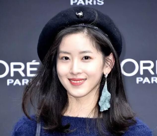 奶茶妹妹旧照曝光,网友:长相清纯的章泽天,恋爱