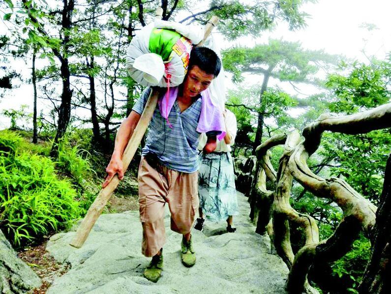 黃岡獨臂男子當挑夫供養女上大學 兩年穿壞20雙解放鞋