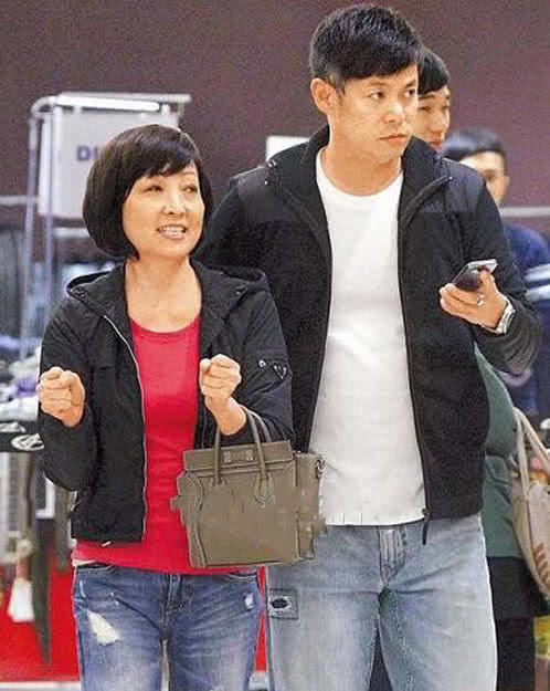 为离婚不要五千万,与小13岁男友上演"禁忌恋"-北京时间