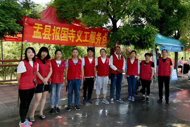 盂县县长孔禄泉到盂县一中考点巡考