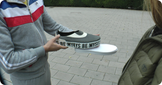 那它到底是怎样实现太空漫步的呢？秘密就在这厚厚的鞋底之中！设计师在MoonWalker的鞋底中置入了两层N45铷磁铁（这种磁铁属于工业级的，通常用于搬运重物，如杠铃、汽车等），然后利用同极相斥的原理，在两层磁铁夹层之间形成了强大的相互排斥的力量。