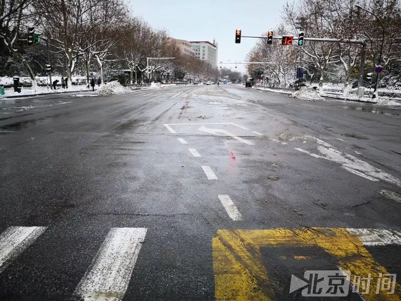 雪夜里的那一抹抹迷彩色,最让我们心安! 雪夜里的那一抹抹迷彩色,最让我们心安!