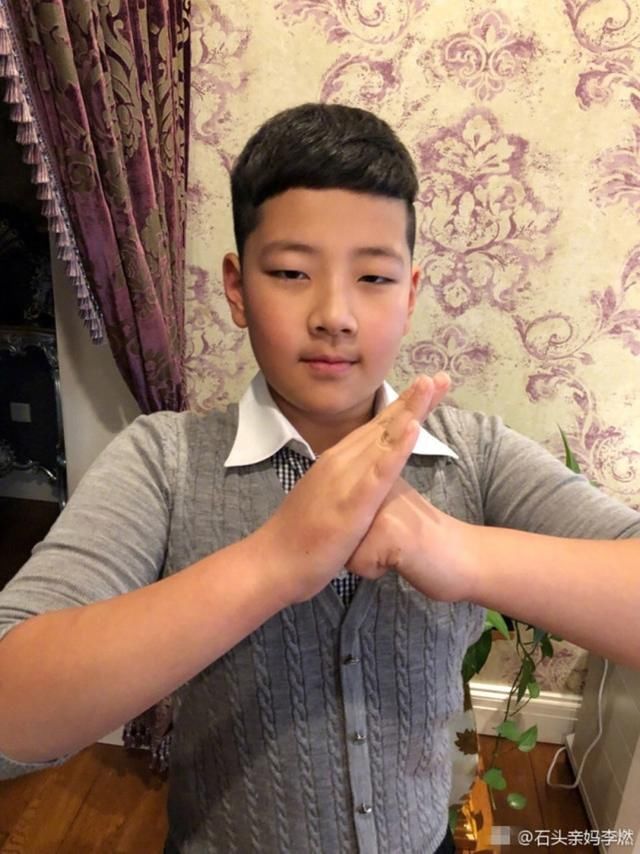 郭涛爱妻晒老公儿女同框照,石头都变大小伙了