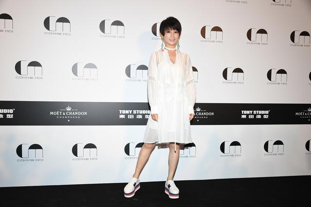 谢楠挺着六个月孕肚参加活动,终于不穿恨天高