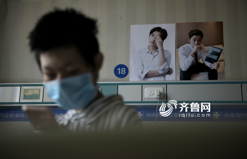 然而因为自己的相貌,不仅直播没有获得任何打赏,还屡次遭遇封号。图为:刘振的房间贴满了自己偶像李易峰的海报,为自己加油。