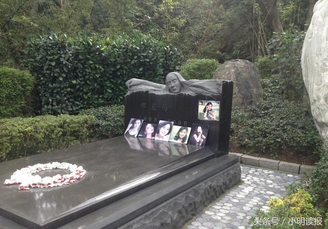 看完邓丽君墓地,再看陈晓旭的墓地,一个占地十平米,一处像花园