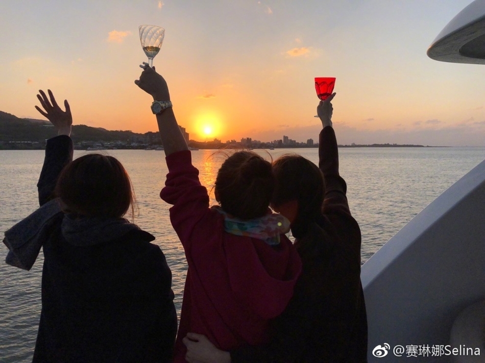 10月31日是Selina任家萱的生日，凌晨，Selina晒出SHE好姐妹Hebe、Ella以及粉丝为自己庆生的照片，并写下“今年很快乐！谢谢你们的祝福～我爱你们”。