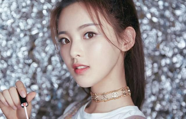 杨超越微博高调表白鹿晗?网友:当关晓彤是空气