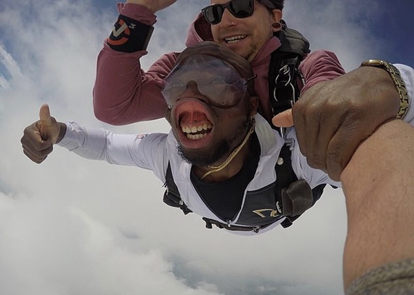 其instagram账户上分享了一组自己在美国弗吉尼亚州跳伞时的搞笑照片
