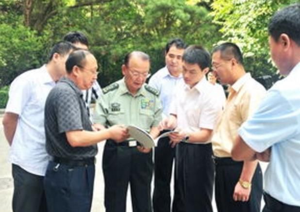 他是彭德怀身边的小参谋,后来授上将衔,官至副国级