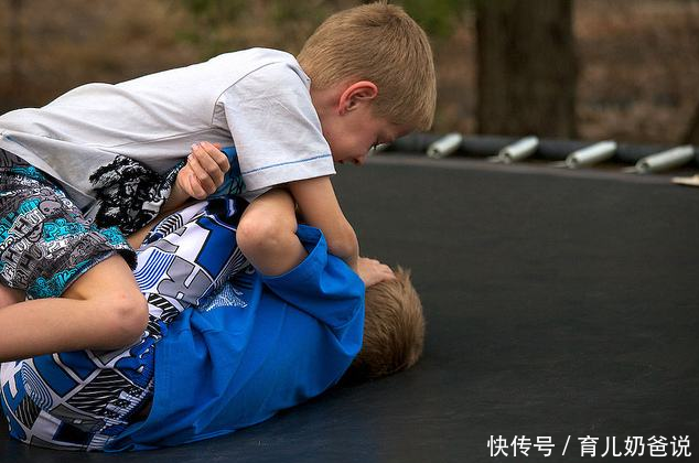 孩子之间发生冲突时,父母做到这4点,比老师更管用!