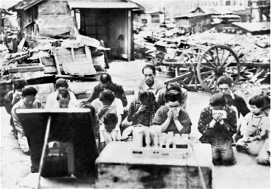 看完德国投降时民众的反应,再看日本投降时民