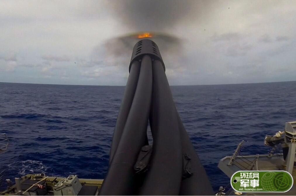 组图:美军密集阵猛烈开火 打到炮管都弯了?