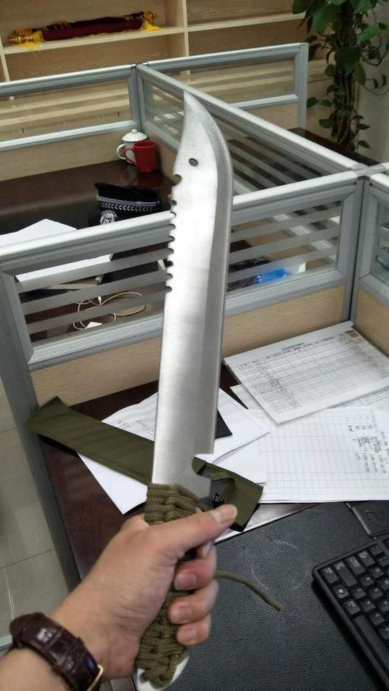 小伙为报游戏里一剑之仇 买砍刀来杭州决一死战 小伙为报游戏里一剑之仇 买砍刀来杭州决一死战