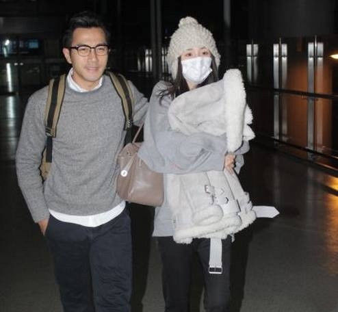 杨幂深夜现身机场,刘恺威前来接机一路搂抱热