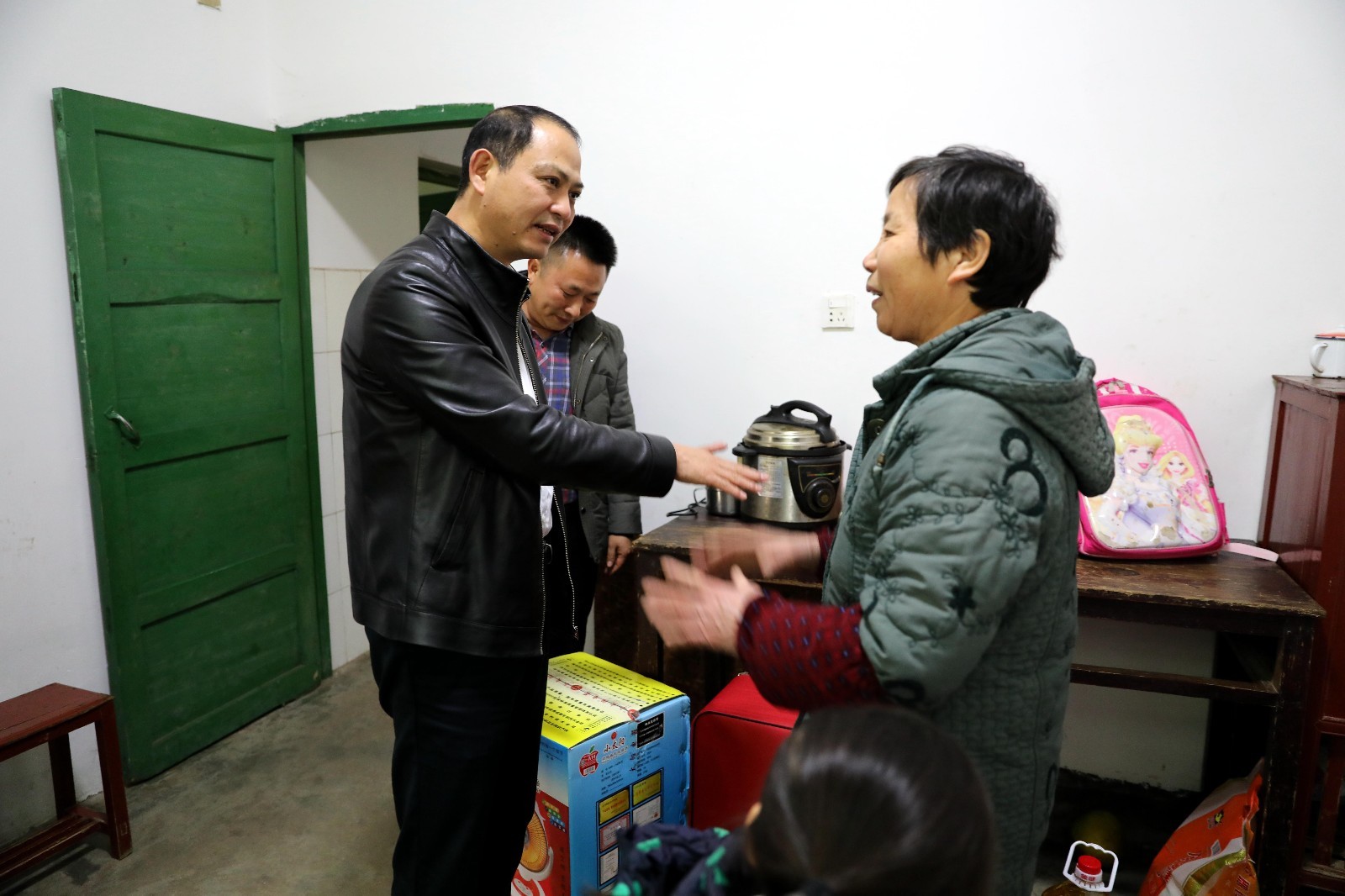 蒸湘区委书记周法清冒雨走访慰问贫困户