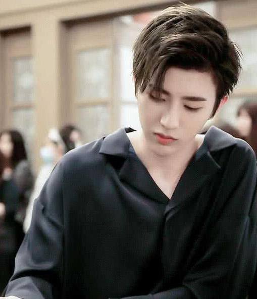 蔡徐坤粉丝和易烊千玺粉丝因一份榜单互怼,王