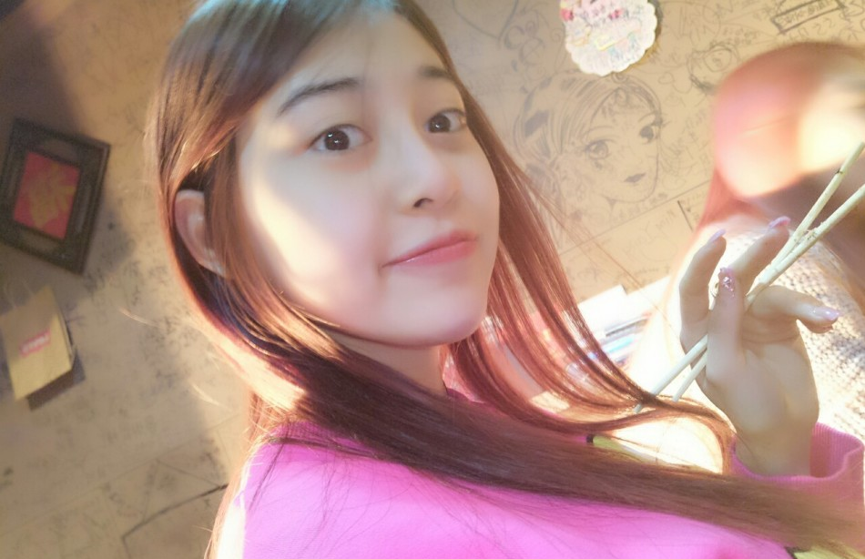 白山女子冰壶队三垒李博雅在冬运会期间因逆天颜值走红。近日，冰壶女神李博雅在微博上发出最新美照。