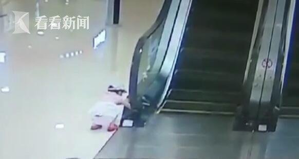 2岁女童无人看管 手指被夹自动扶梯内 2岁女童无人看管 手指被夹自动扶梯内