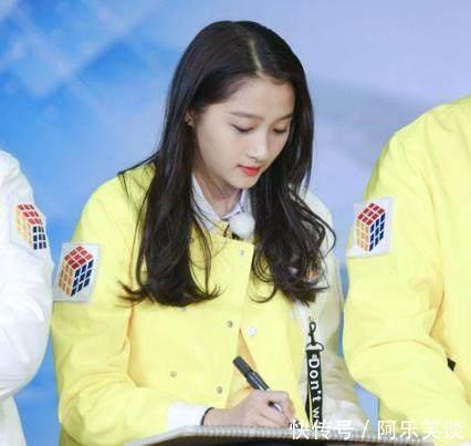 迪丽热巴关晓彤同穿蛋糕裙,一个美如少女一个