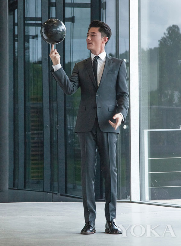 霍建华穿禁欲系西装也性感到爆炸_北京时间