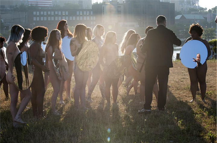 图尼克曾在巴塞罗那组织了7000人的裸体艺术行为，之后在墨西哥城更是将这个数字扩大到了18000人。但此前他从未在美国创作过类似的装置艺术，因为在美国“裸体被视为犯罪或暴力的象征”。在共和党全国代表大会举办前夕，克利夫兰当地的安保力量更是全方位加强，因此这次装置艺术行为的开展也尤为困难。