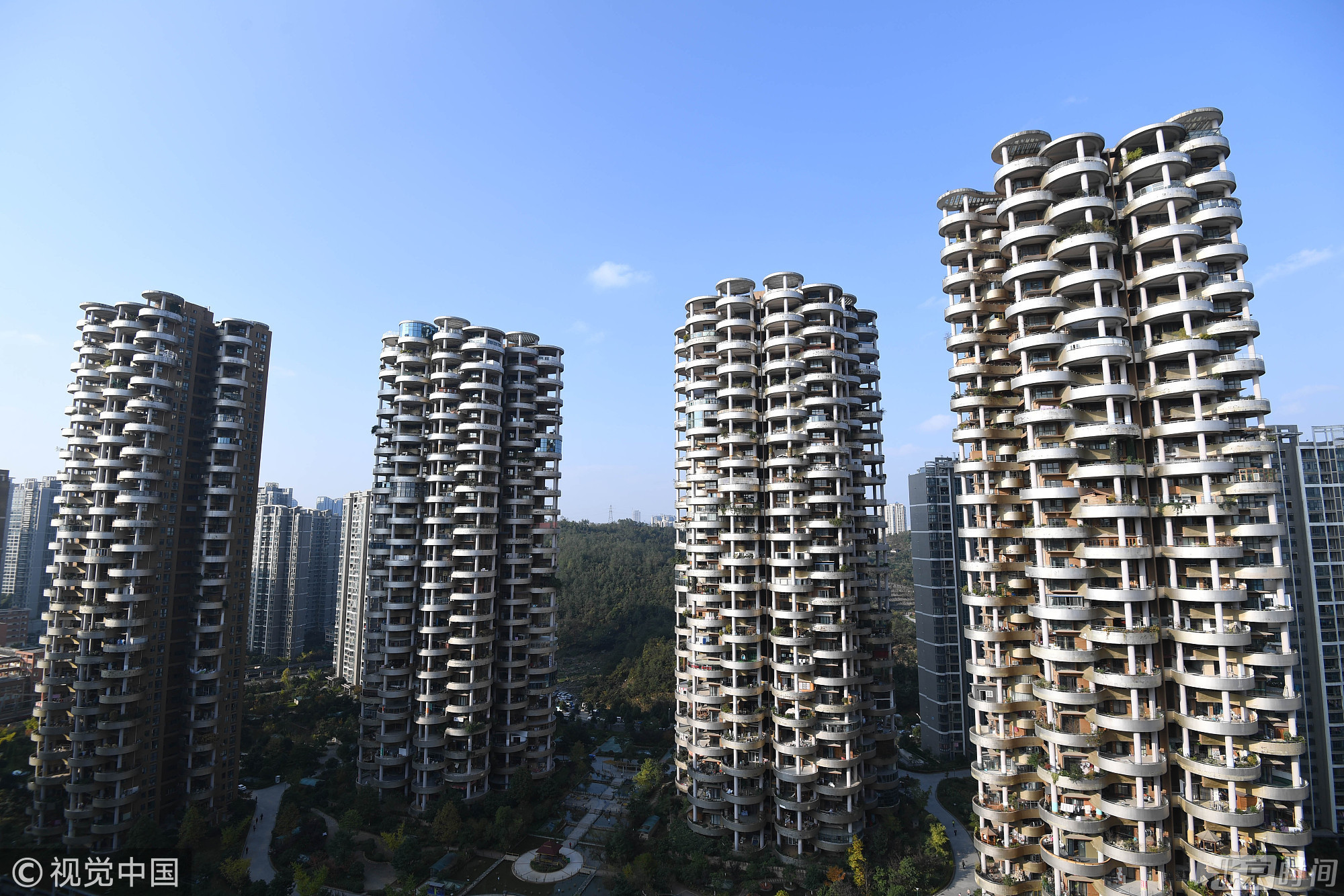 2017年11月2日，贵阳市观山湖区龙泉苑街，一小区几栋楼造型独特，远远望去，酷似一串串“烤面筋”，被网友戏称为“烤面筋楼”。所有半圆形阳台组合成一串串“烤面筋”。有市民调侃道，设计师估计喜欢吃烤面筋，望楼止饿。也有附近市民称，建筑设计的很有风格。