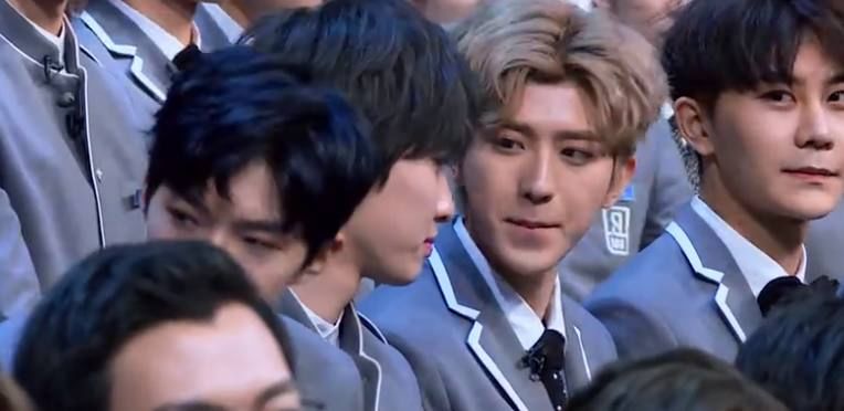 张艺兴为蔡徐坤贴心送上唇膏,其他练习生抢着