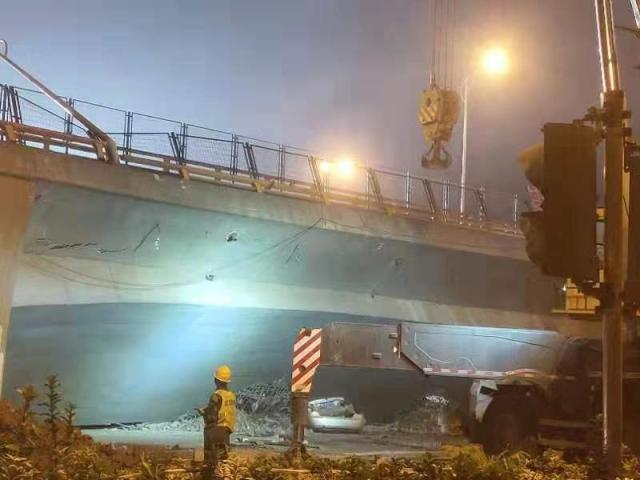 无锡高架桥侧翻事故致3死 桥梁两侧填土防二次倾倒(图5) 无锡高架桥侧翻事故致3死 桥梁两侧填土防二次倾倒(图5)