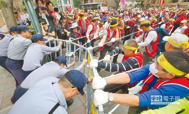 台退休警察抗议年金改革 官员：趁清明早点去死