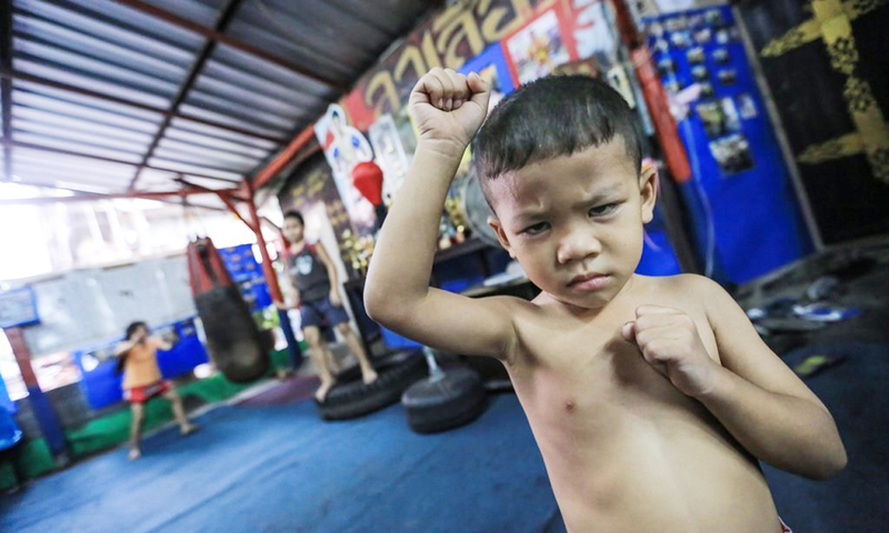 揭泰拳小孩:面无表情下手狠 铁脚踹对手脸部