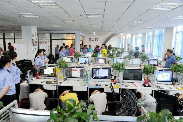 2017年4月，武汉市公安局江岸区分局在“万名警察进社区”工作中发现，在江岸区塔子湖地区有人实施电信网络诈骗。警方经过2个多月的秘密侦查，发现了一个特大网络诈骗犯罪团伙。该团伙利用非法互联网金融平台，通过电信网络招揽客户，采取推荐股票、炒期货等方式实施诈骗。窝点遍布武汉，藏身江岸、洪山、东湖高新、硚口、江汉等5个区的写字楼内，涉及从业人员800余人。武汉市公安局成立专班深入窝点开展摸底调查，摸清了该犯罪集团的人员结构、活动规律、作案手法，并锁定了骨干成员。