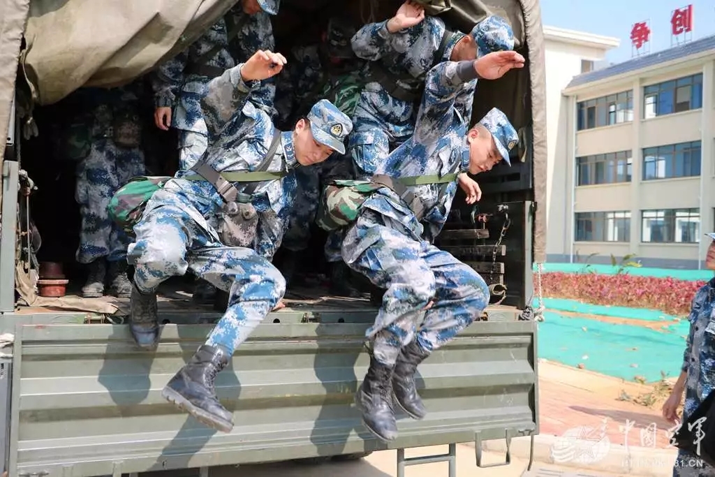 过年前,空军海训新兵来了一场20公里的拉练