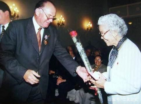 她爸爸副国级,妈妈正国级,舅舅中央委员,