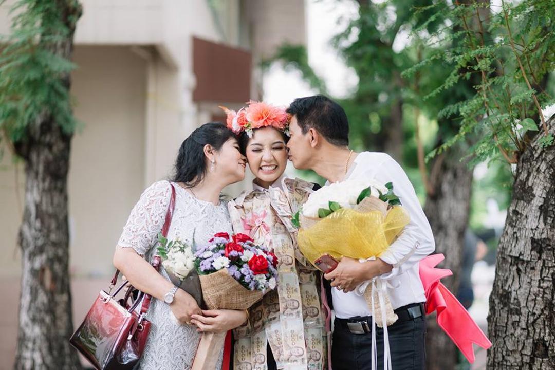 近日泰国就有一对"非常父母",早前参加女儿大学毕业典礼时,预备了一份