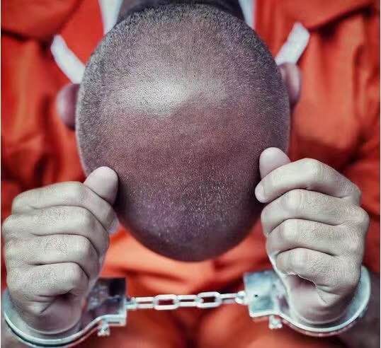 解疑惑:监狱里的犯人为什么都统一要剃光头?说出来你都不信