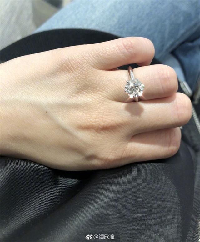 钟欣桐农历生日晒钻戒宣布订婚 微博开启评论