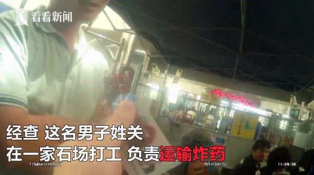 经查,这名男子姓关,在一家石场打工,在石场主要负责运输炸药工作。今年7月底,关某私自留存应送还仓库的3枚雷管,准备搭乘火车到南宁,再拿回老家炸石头用,而他的举动也已经触犯了法律。