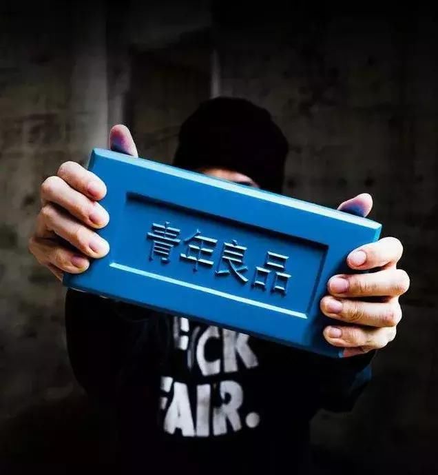 靠山寨手机起家,遭华为小米嫌弃股价腰斩,对抗