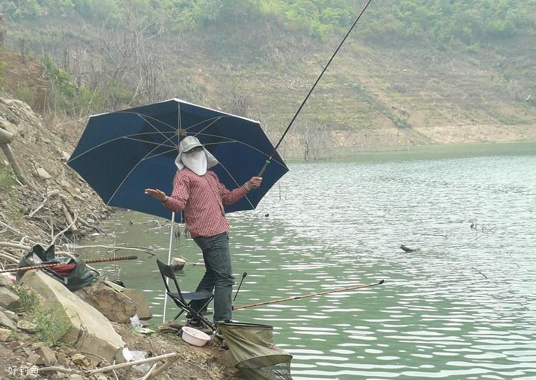 野钓用蚯蚓钓鱼有哪些调漂技巧?