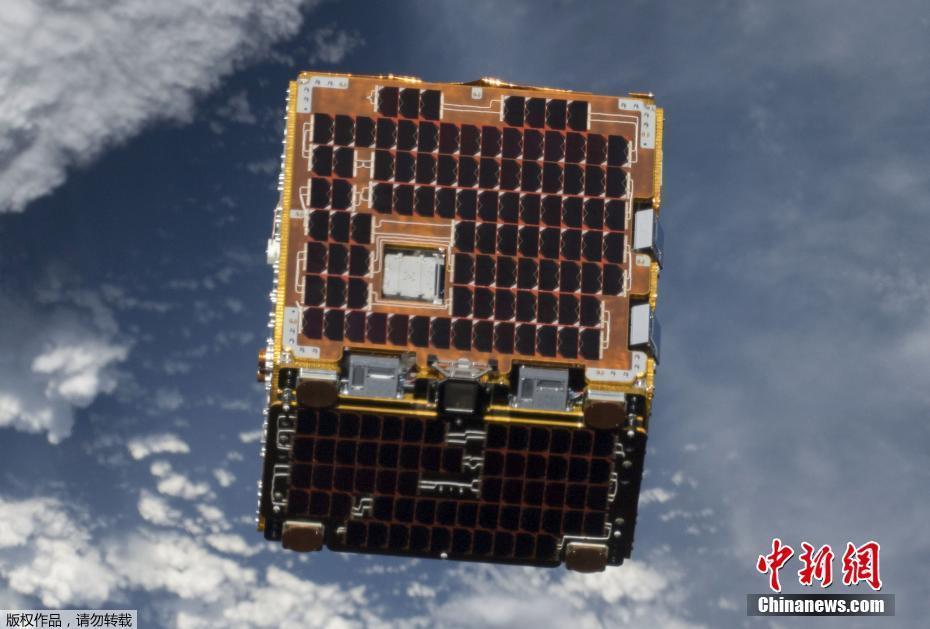 据法新社报道，该卫星搭载3D摄像机，可以对空间中的漂浮垃圾及微型卫星进行定位，还可以对漂浮物的速度进行测定。在收集漂浮垃圾时，卫星会释放出内置的一张网，对目标进行捕获。